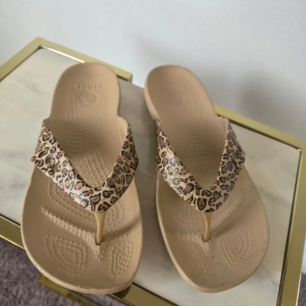 Crocs Kadee Flip Flop Womens 9 Leopard Cheetah Print Iconic Comfort Sandals